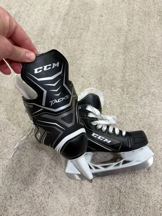 CCM Black and White Youth Ice Hockey Skates - Picture 3 of 8